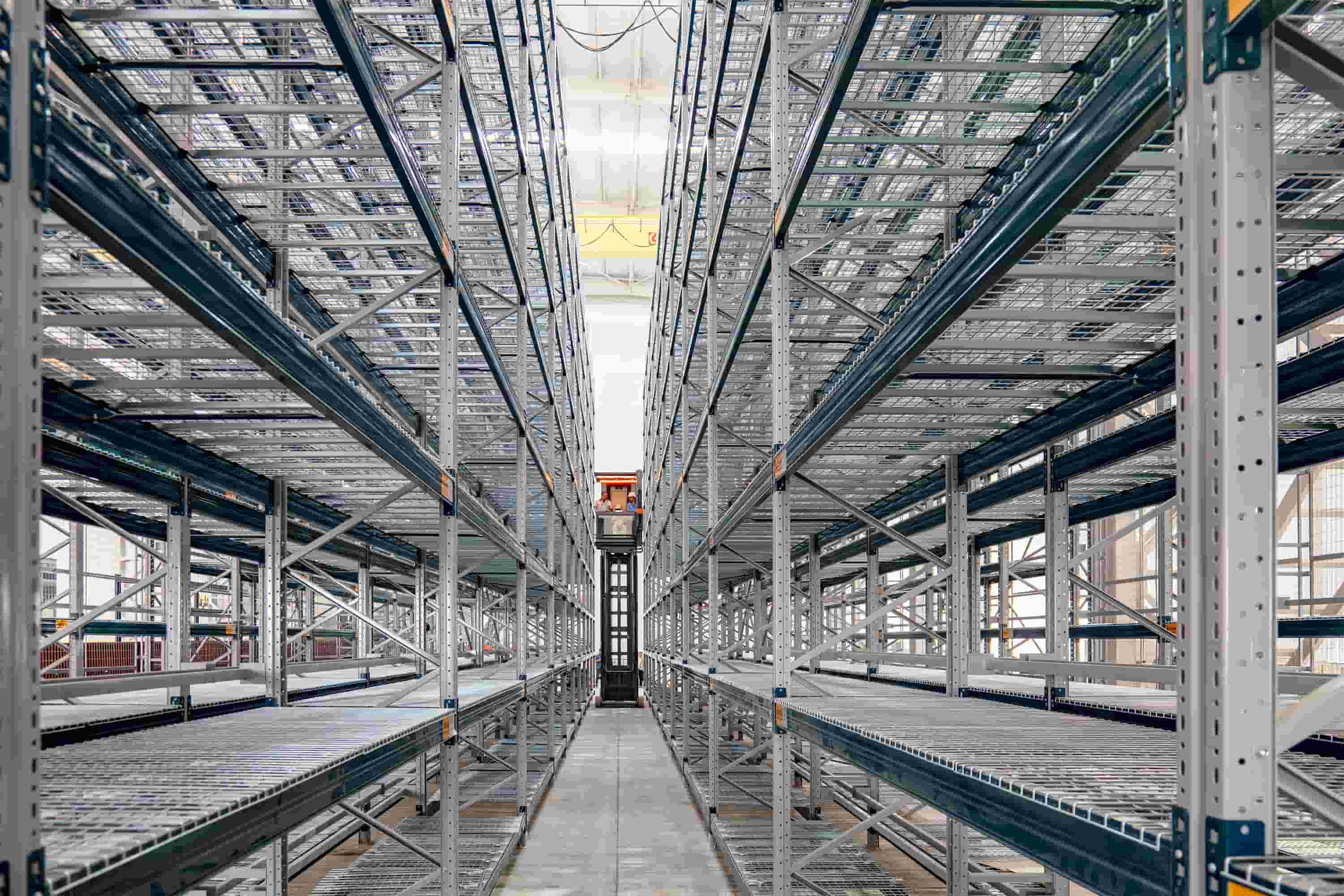 Maximización del almacenamiento en altura: la ventaja técnica de la carretilla elevadora trilateral VNA VUE de 1.75m guiada por cable