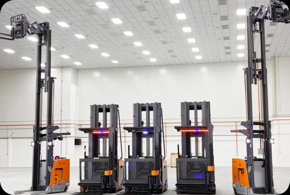 Carretillas elevadoras VNA de Zowell entregadas en lote a almacenes de electrónica en el extranjero