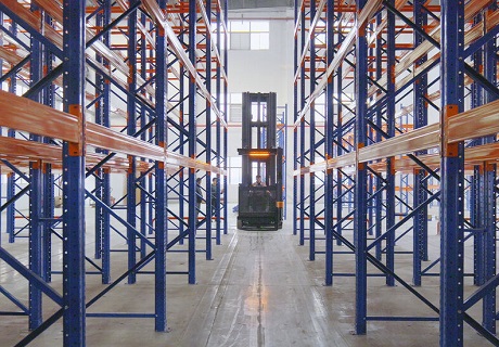 Pasillos estrechos de solo 1,75 m: la carretilla elevadora Zowell Man-Up VNA ofrece un doble avance en capacidad de almacenamiento y eficiencia de selección para el almacén de ingredientes de sabor.