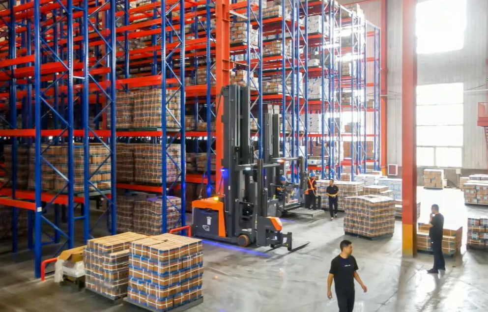 Listas para la entrega: las carretillas elevadoras Zowell pedidas por el cliente salen de la línea de producción