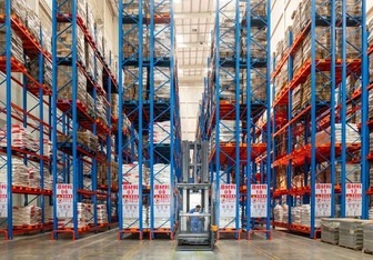 Las carretillas elevadoras de torreta VNA Man-Up permiten un almacenamiento de alta densidad de 13 m para un fabricante líder de condimentos